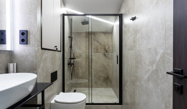 Prysznic bez brodzika, jakie ma wady i zalety? 