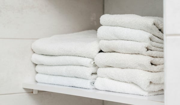 Jak zawiesić półkę łazienkową?