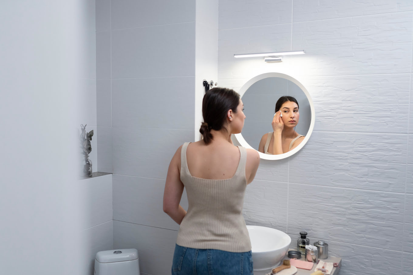 Jak oświetlić lustro łazienkowe? Jaka moc żarówki do łazienki?