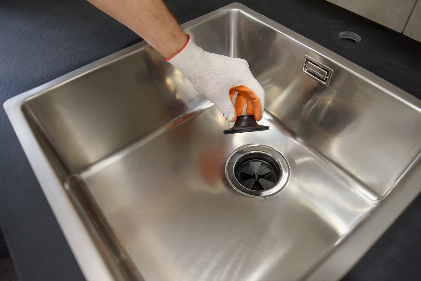 Jak zamontować automatyczny korek do umywalki?